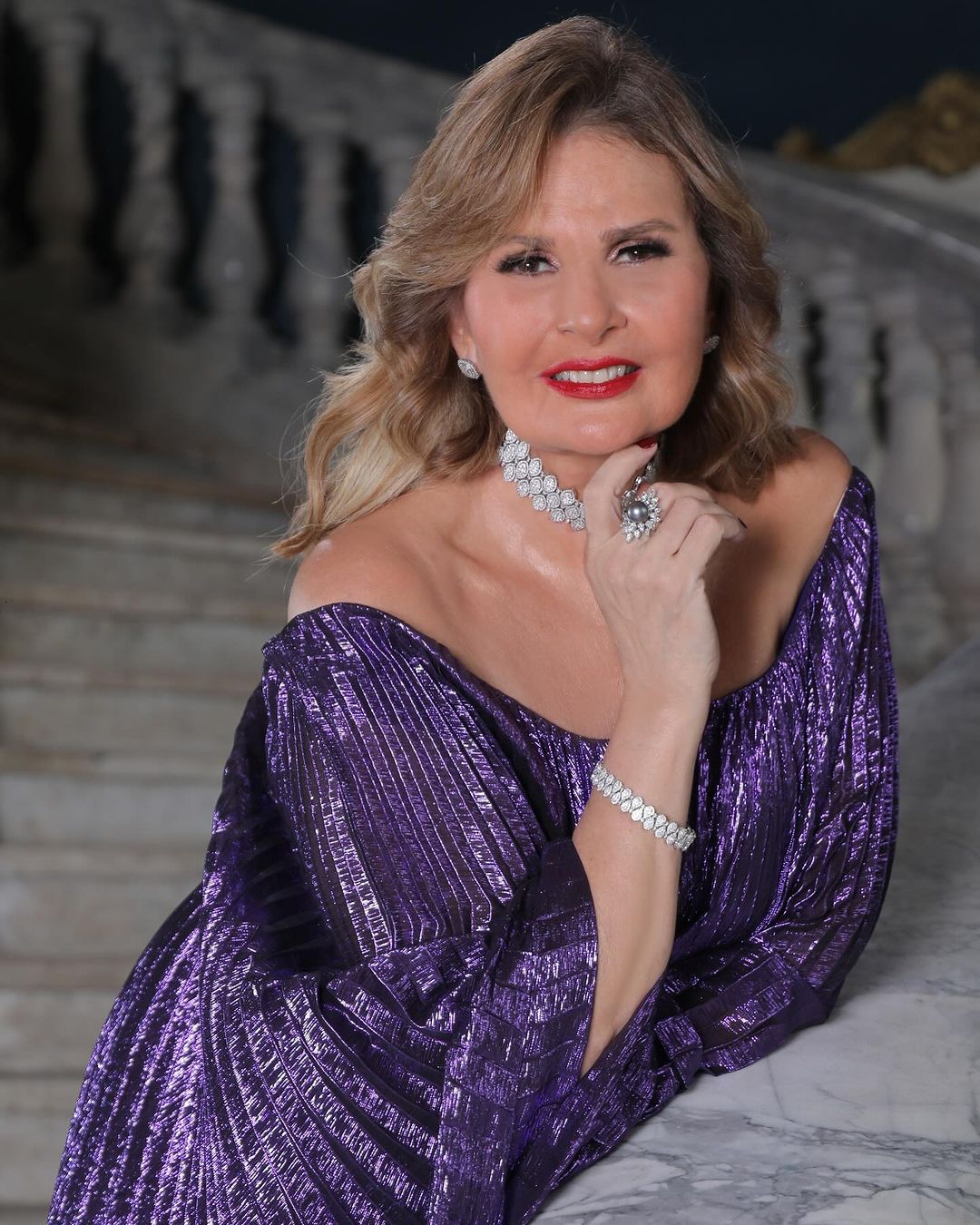 أرقى إطلالتين ليسرا بهندسة لبنانية لترويج برنامجها المنتظر (فيديو وصور)